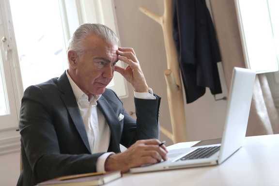 Photo d'un homme senior qui consulte un comparateur de mutuelle senior en ligne