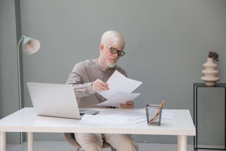 Photo d'un homme qui analyse sur son ordinateur les raisons de souscrire un contrat d'assurance-vie