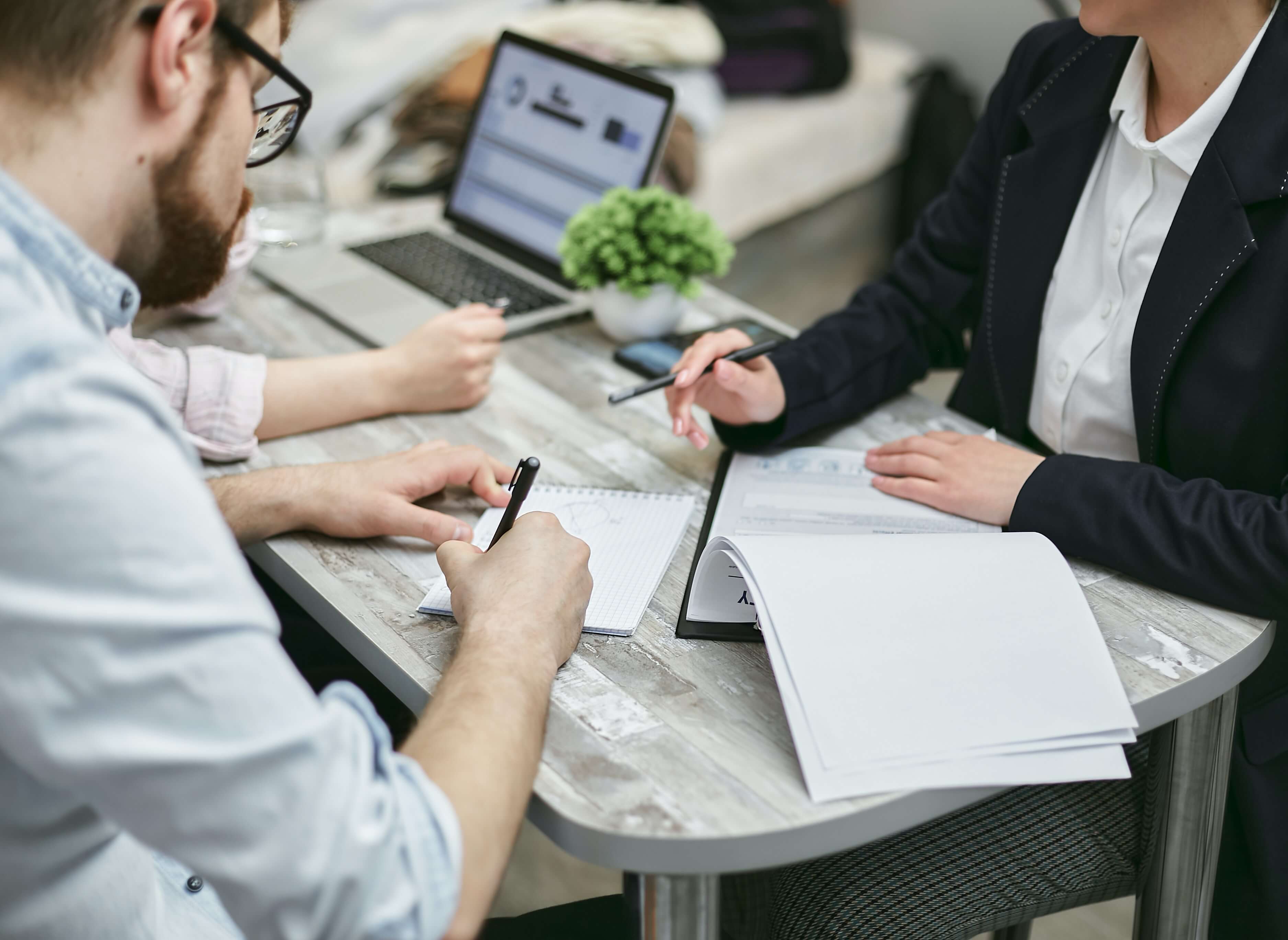 Photo d'un courtier qui propose un contrat d'assurance-emprunteur à ses clients.