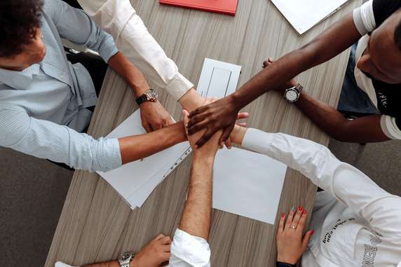 Photo de dirigeants qui ont sosucrit un contrat croisé d'associés, et qui ont signé un pacte d'associés.