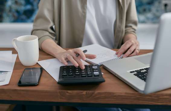 Photo d'une femme qui calcule son assurance retraite complémentaire sur son ordinateur portable