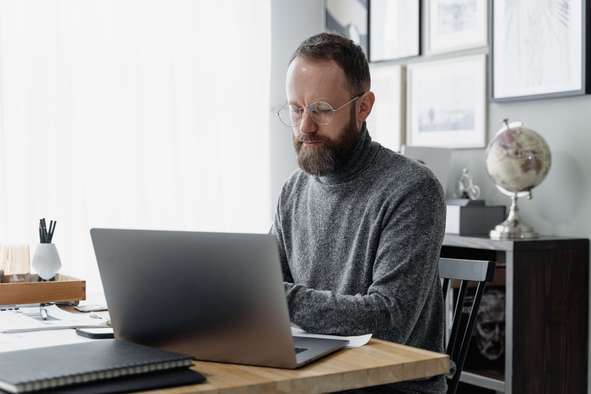 Photo d'un homme qui effectue un bilan retraite personnalisé