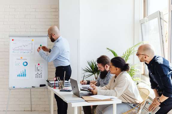 Photo de conseillers en investissements financiers qui consultent les performances des comptes titres ordinaires de leurs clients.