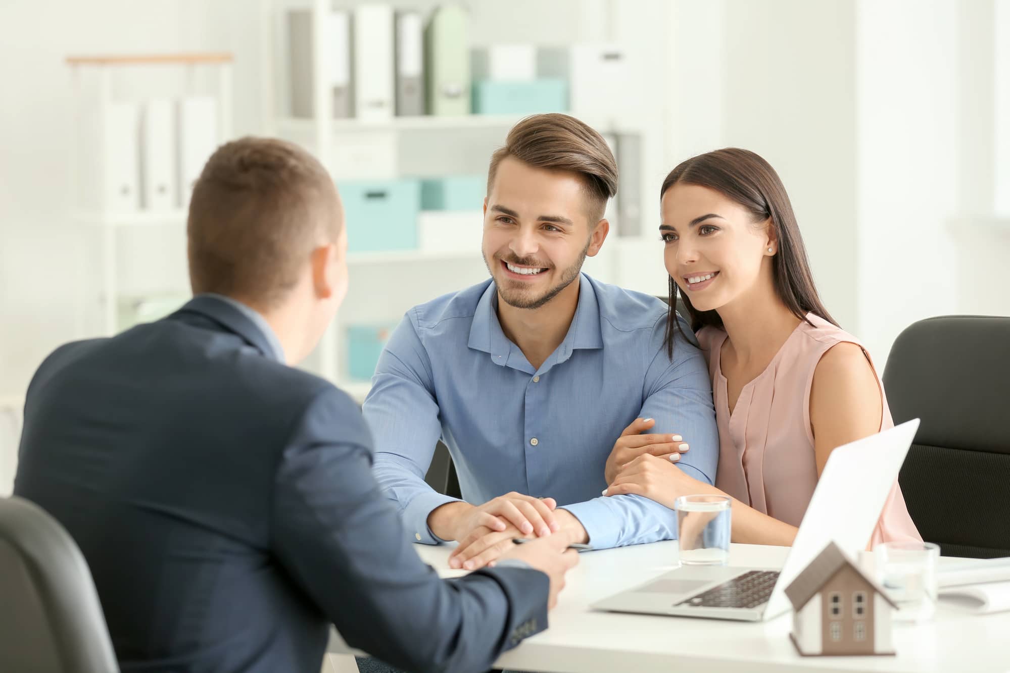 Photo d'un couple dans le bureau d'un courtier en banques