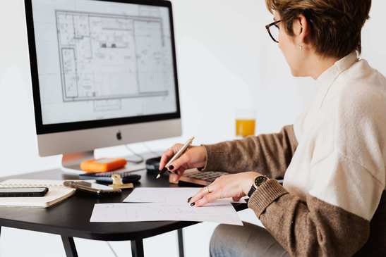 Photo d'une femme qui analyse un contrat de prévoyance pour travailleur indépendant