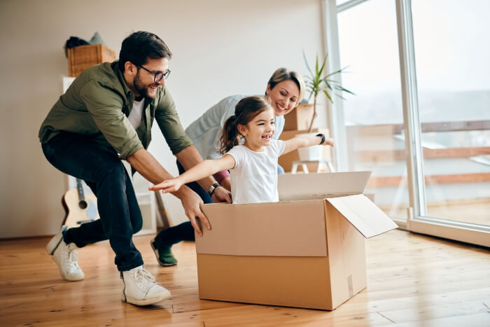 Photo d'un artisan du bâtiment qui joue avec son enfant. Son contrat prévoyance est assurée par un courtier en prévoyance.