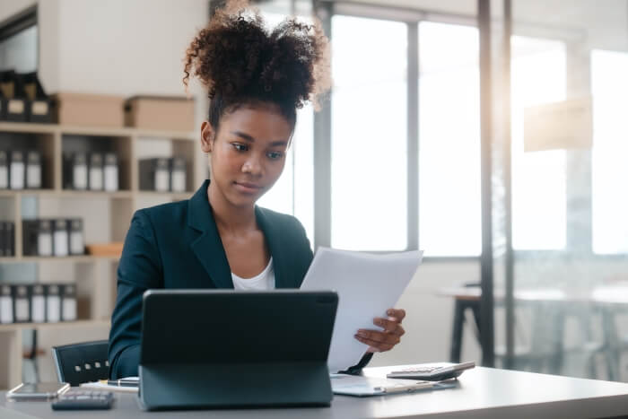 Photo d'une personne sous le statut micro-entrepreneur qui compare les contrats de prévoyance proposés par un courtier en prévoyance.