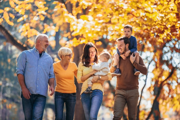 Photo d'un couple d'expert-comptable qui se promènent dans la forêt avec leurs familles