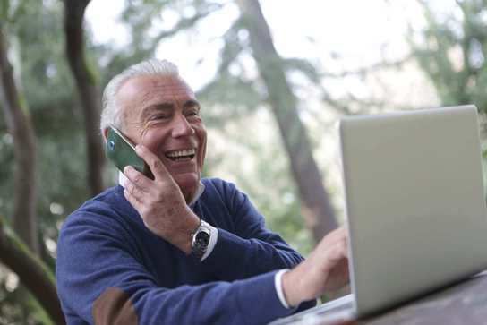 Photo d'un homme qui fait un devis de mutuelle senior sur son ordianateur portable