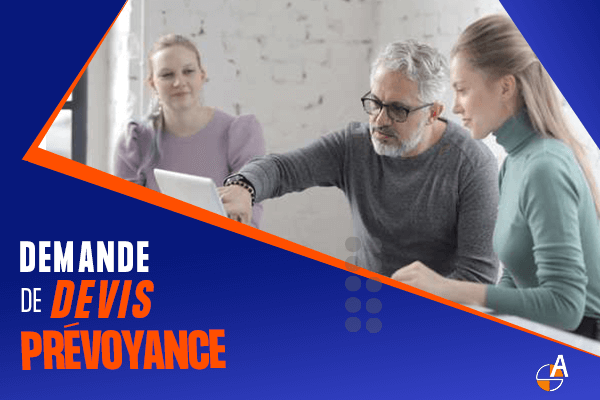Photo de 3 personnes qui font un devis prévoyance en ligne