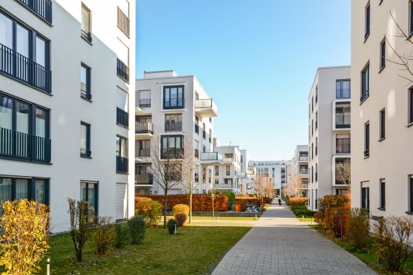 Photo de bâtiments d'entreprise achetés par un organisme collectif en placement immobilier OPCI.