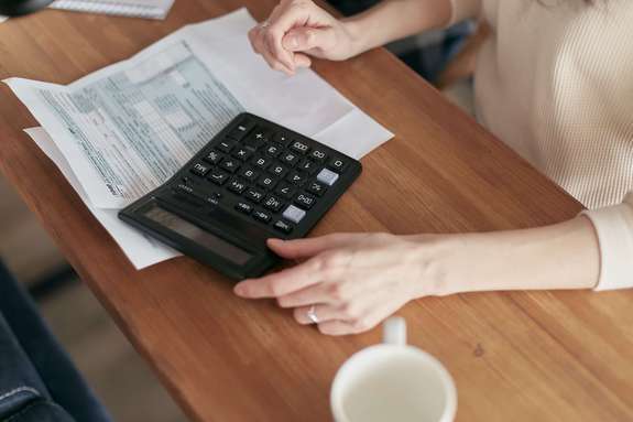 Photo d'une chef d'entreprise qui calcule l'imposition de ses dividendes.