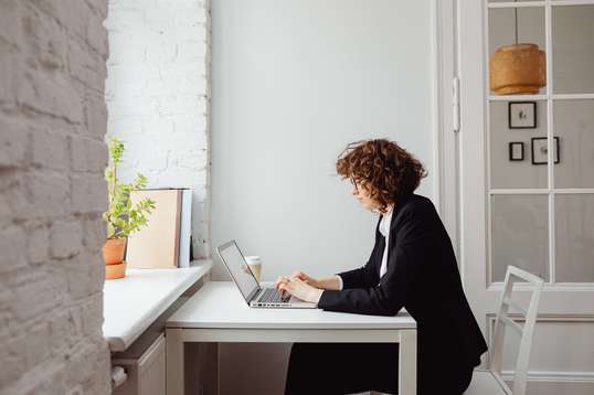 Photo d'une femme devant son pc, qui étudie les facultés de rachat anticipé du contrat retraite PERin (Plan d'Epargne Retraite Individuel)