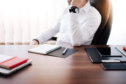 Photo d'un courtier financier en prêt immobiliers au bureau