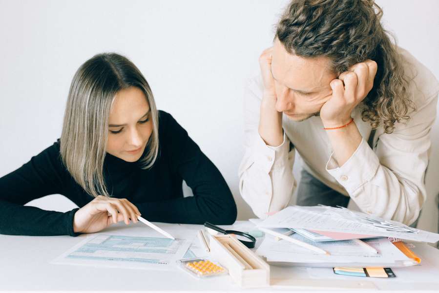 Photo d'un couple qui discute de la fiscalité de leur contrat de placement financier assurance-vie