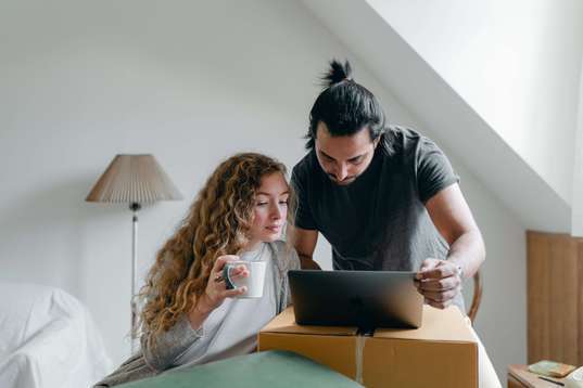 Photo d'un couple qui consulte la fiscalité du contrat retraite PERin (Plan d'Epargne Retraite Individuel)