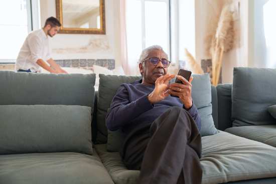 Photo d'un senior qui souhaite bénéficier de la loi Evin pour sa mutuelle.