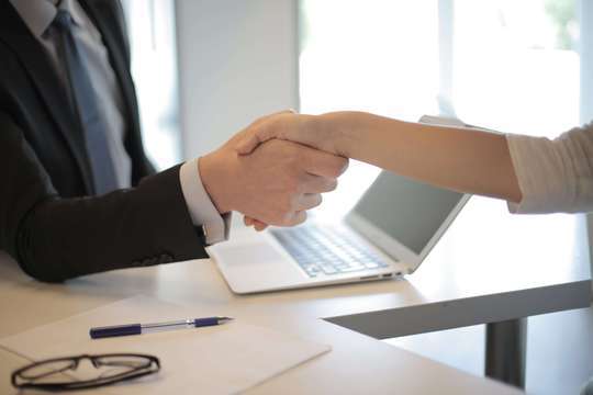 Photo d'un courtier en mutuelle indépendant tns qui conclut un contrat avec une cliente