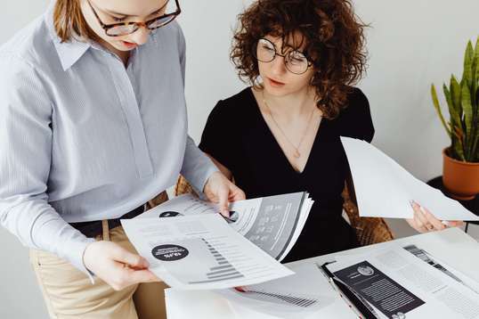 Photo de 2 employées de la société Generali assurances, société qui gère la distribution de contrats d'épargne, de mutuelle santé TNS, de prévoyance et de retraite complémentaire