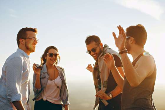 Photo de jeunes qui s'amusent. Certains d'entre eux, ont ouvert un PEA Jeunes depuis la loi PActe de 2019.