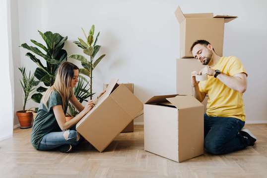 Photo d'un couple qui prépare son déménagement, car ont débloqué leur épargne investit dans un PEL (Plan d'Epargne Logement