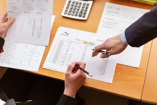 Photo de conseillers financiers qui comparent le PER Assurance et le PER Bancaire.