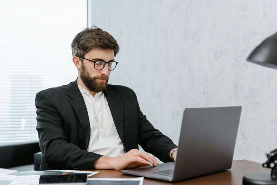 Photo d'un souscripteur TNS de contrat PER individuel. Il calcule son disponible fiscal général et celui dédié à son statut de TNS