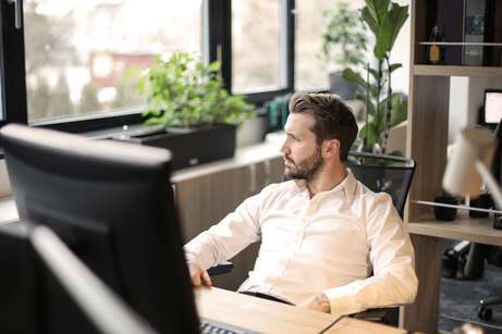 Photo d'un homme qui réflechit à la sosucription d'un contrat d'assurance-vie en ligne.