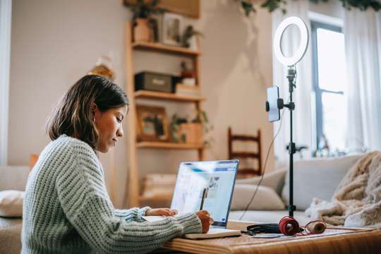 Photo d'une femme qui se demande si elle peut alimenter son contrat perp ou madelin. Ou s'il faut transférer son contrat vers un PER (plan d'épargne retraite).