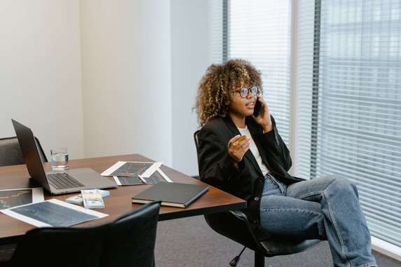 Photo d'une souscriptrice d'un contrat PEP Bancaire et Assurance, qui souhaite le transférer vers un PER (Plan d'épargne retraite) de la loi Pacte