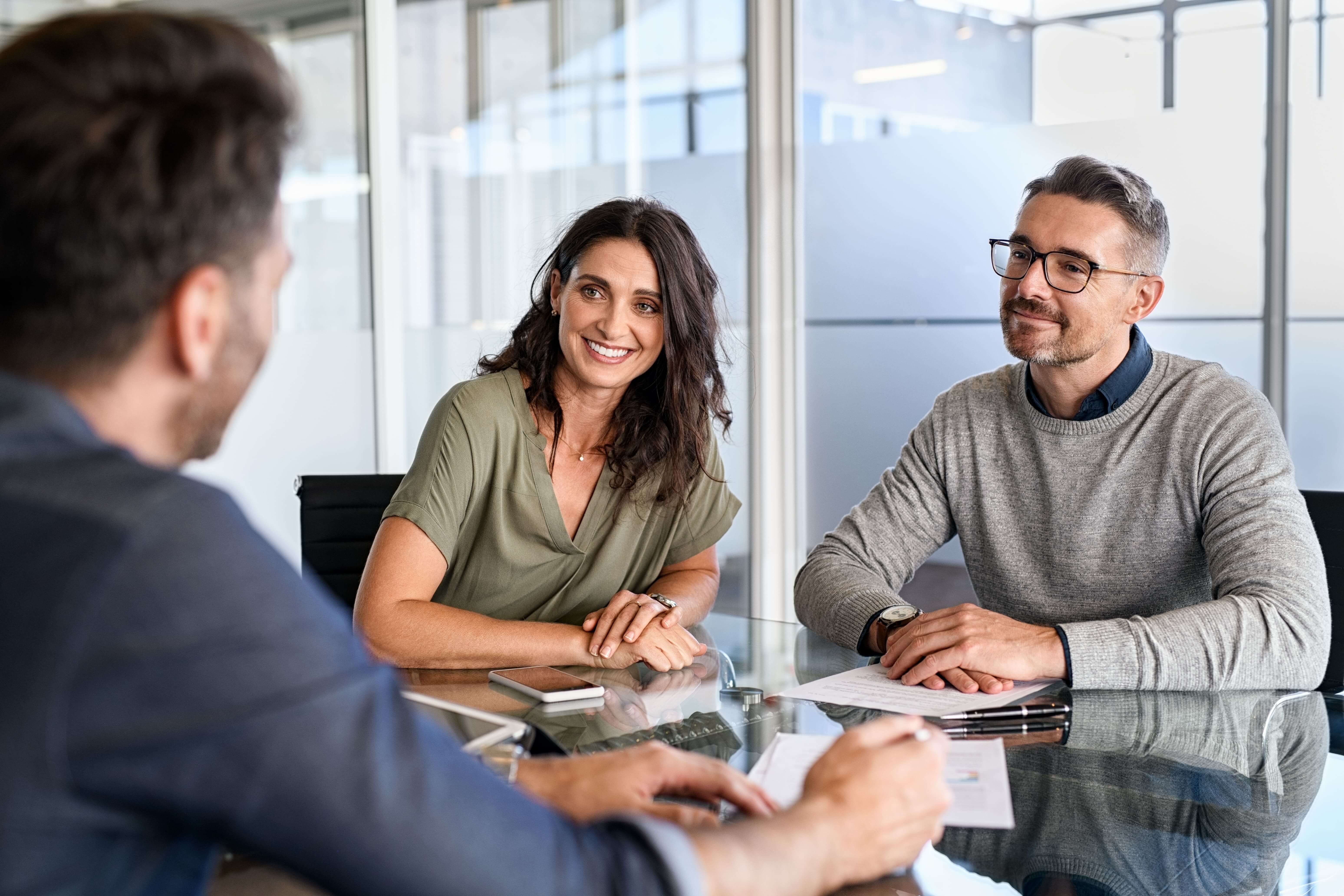 Photo d'un conseiller financiers avec ses clients à l'agence