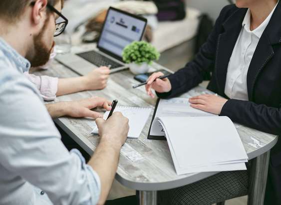 Photo d'un courtier en assurance, proposant un contrat prévoyance tns indemnitaire à une cliente.