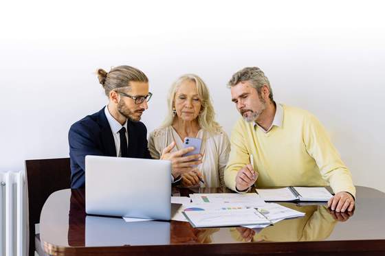 Photo d'un couple qui consulte la nouvelle mesure concernant le versement d'indemnités journalières pour les professions libérales, à compter du 01/07/2021.