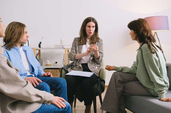 Photo d'une profession libérale CIPAV avec des clients.