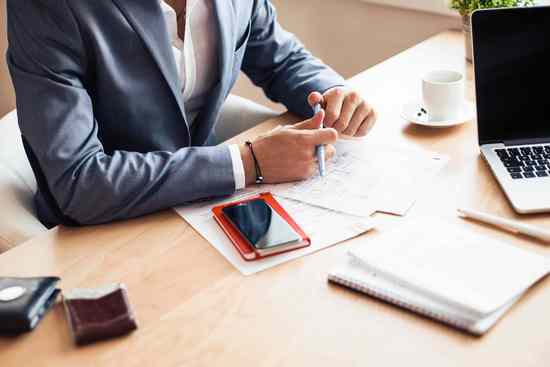 Photo d'un courtier financier en assurance-vie installé dans son bureau