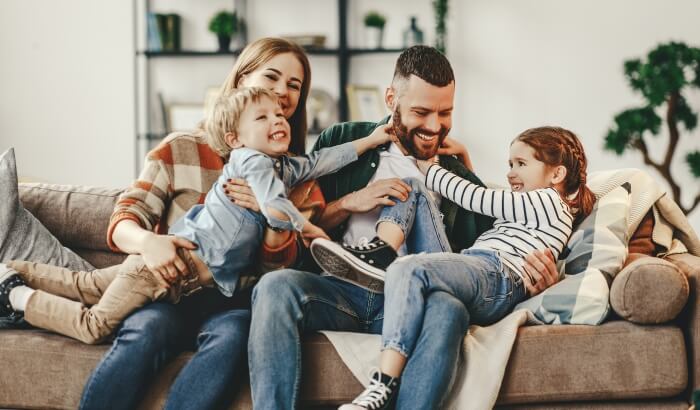 Photo d'un couple de profession médicale, jouant avec leurs enfants.