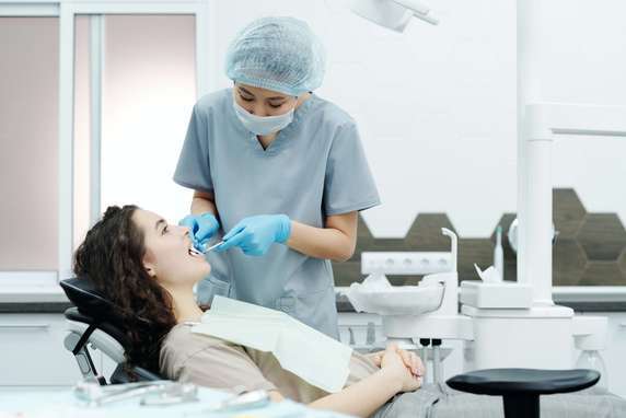 Photo d'une femme qui choisit en ligne une mutuelle optique 100% santé, avec un reste à charge de zéro !