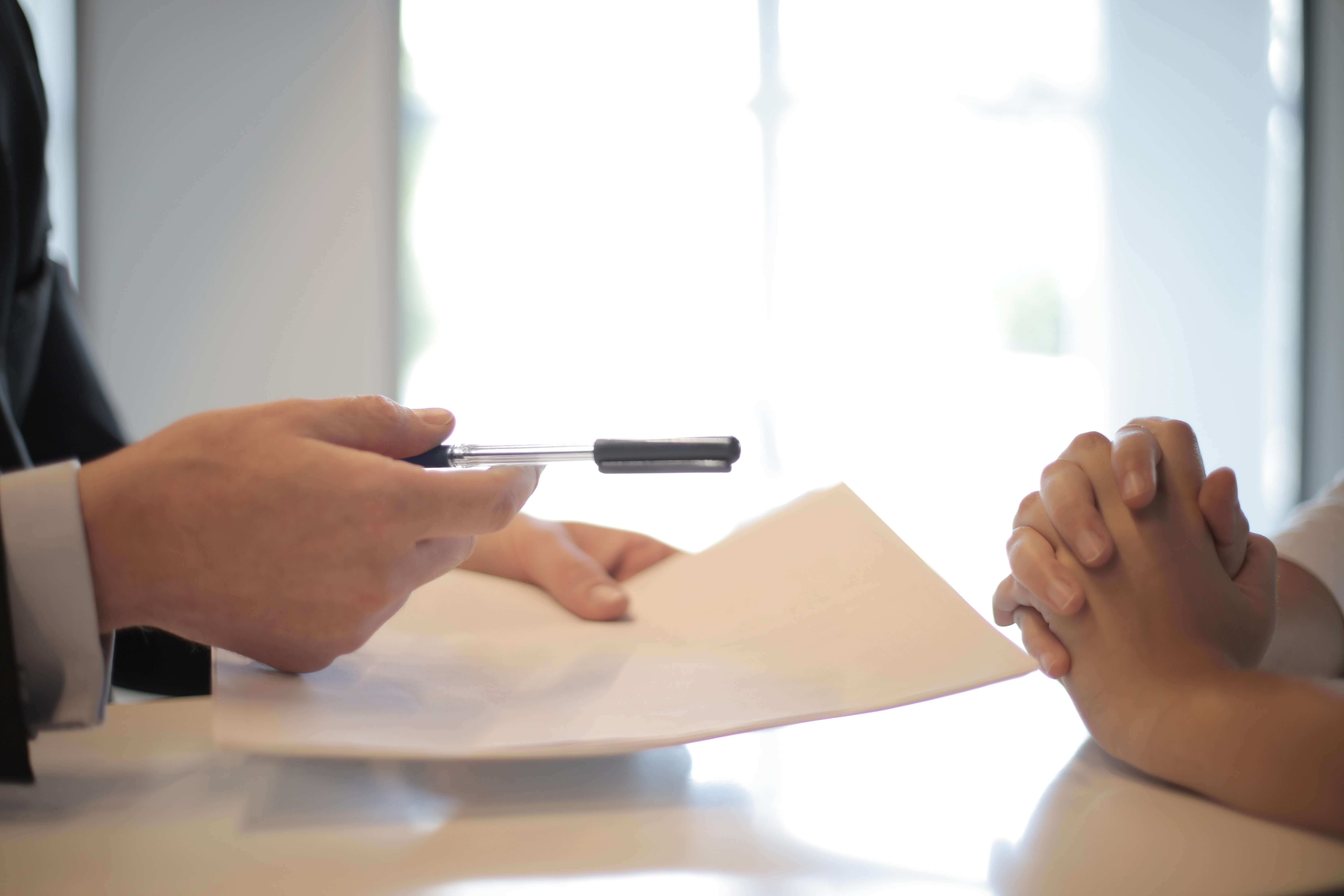 Senior avec petit-enfant dans le cadre d'un contrat d'assurance vie