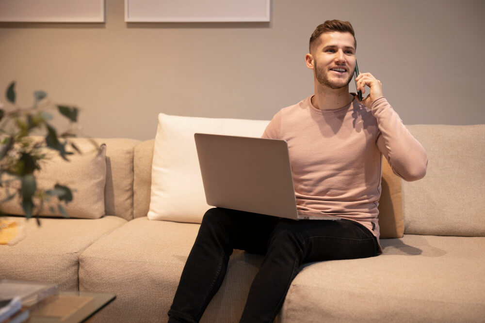 Un investisseur devant son pc portable qui consulte des informations sur les abattements fiscaux en assurance-vie.