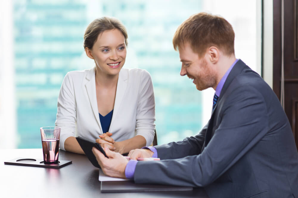 Un courtier conseille son client pour multiplier les contrats d'assurance-vie