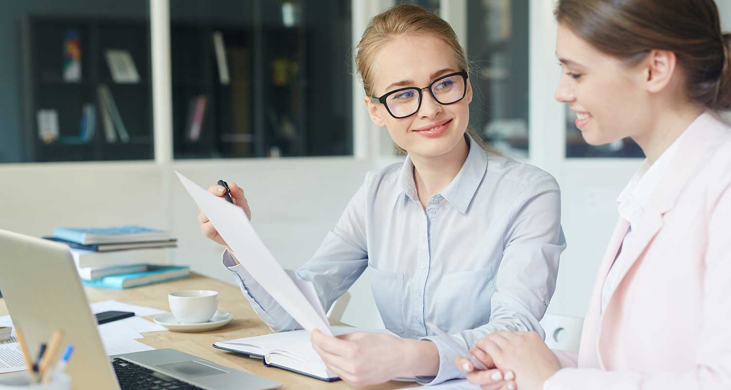 Une courtier réalise une souscription d'un Per individuel pour sa cliente.