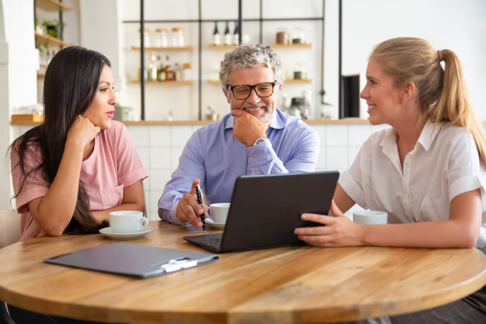 Un courtier qui propose ses produits mutuelle, prévoyance, assurance-vie et assurance de prêt.