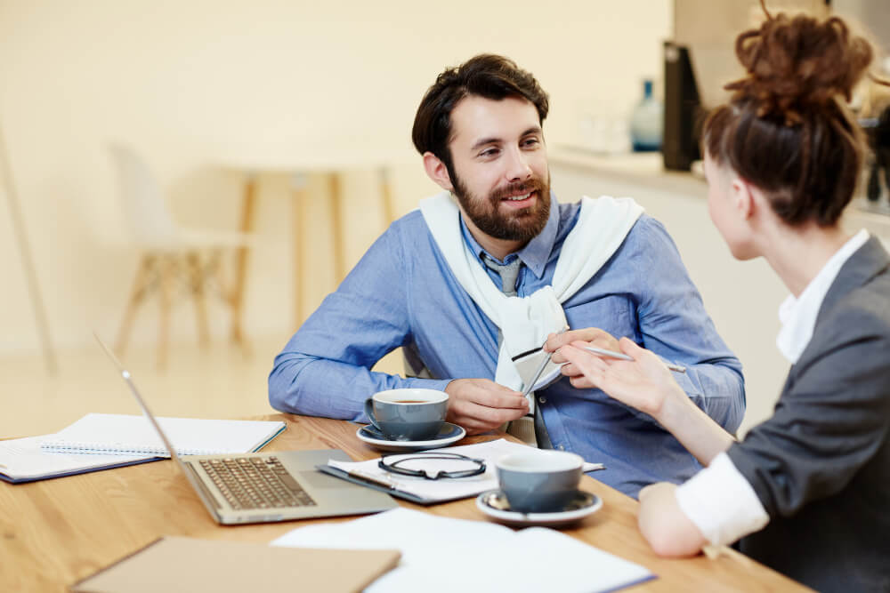 Un courtier qui propose une délégation d'assurance de prêt à sa cliente