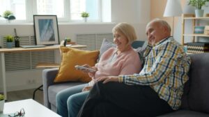 Un couple de seniors qui viennent de faire un devis mutuelle senior en ligne