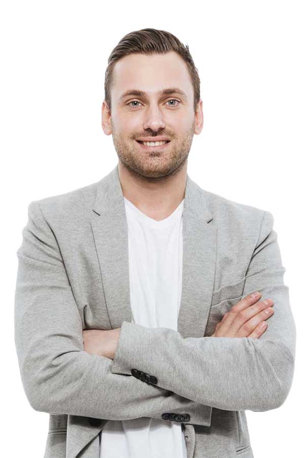 Un courtier en contrat retraite Per individuel qui pose pour la photo d'entreprise