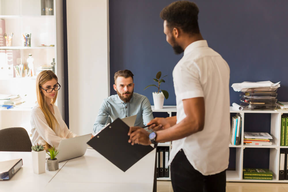 Des courtiers au bureau qui envisagent de proposer des unités de compte en assurance-vie pour leurs clients.
