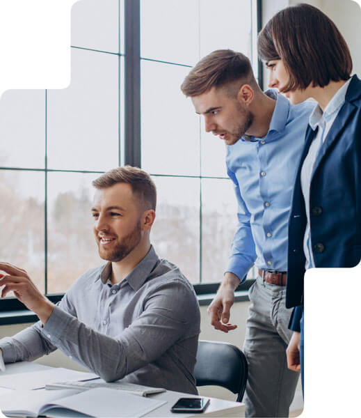 Un courtier en protection sociale montre à ses collègues les performances d'un contrat d'assurance-vie.