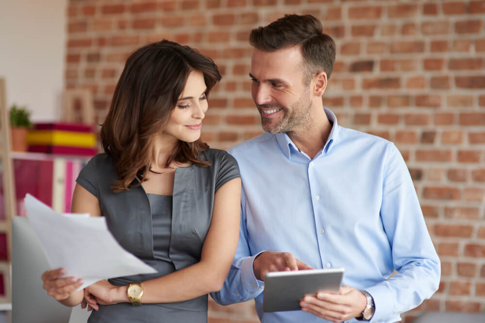 Des courtiers au bureau qui souhaitent résilier la mutuelle santé facilement de leurs clients.