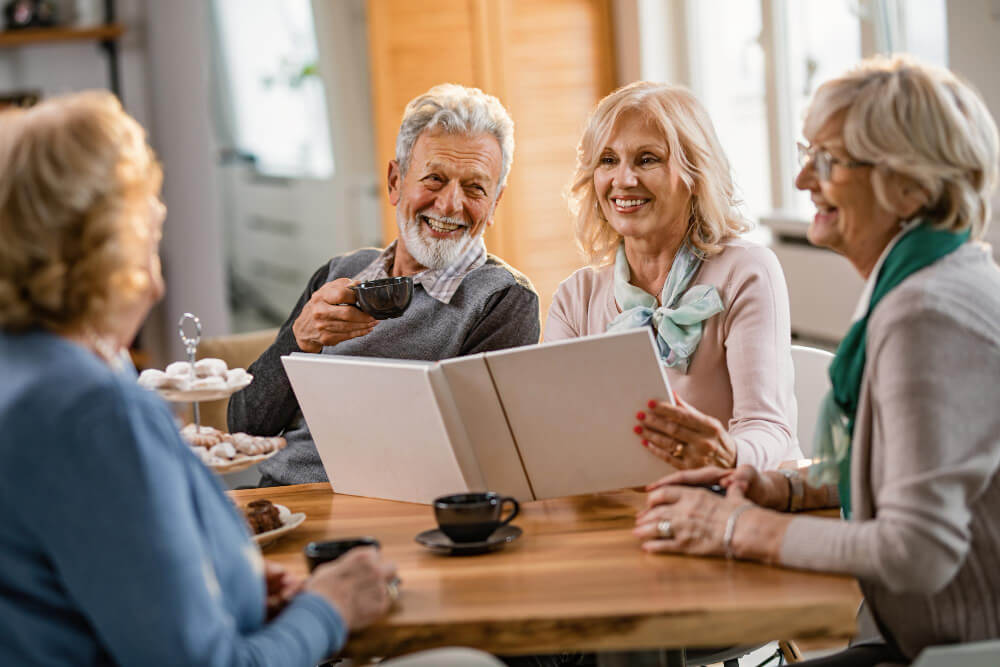 Des retraités sereins après avoir souscrit une garantie des accidents de la vie privée