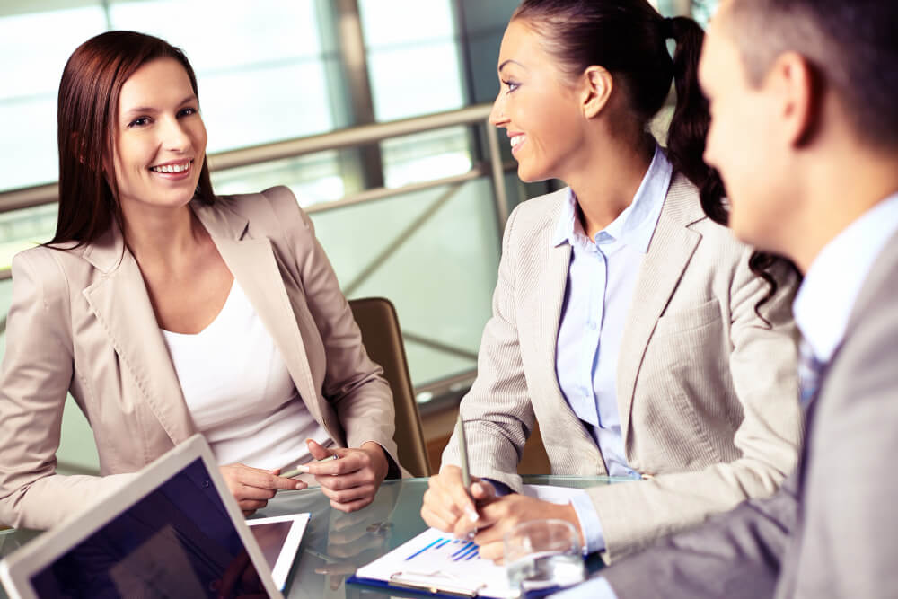 Un courtier en assurance-vie conseille son client sur les avantages d'investir en SCPI via l'assurance-vie